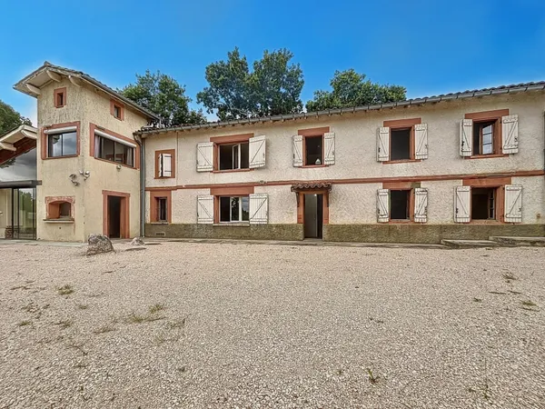 Corps de ferme 178 m² - 6 pièces, 1 ha de terrain.
