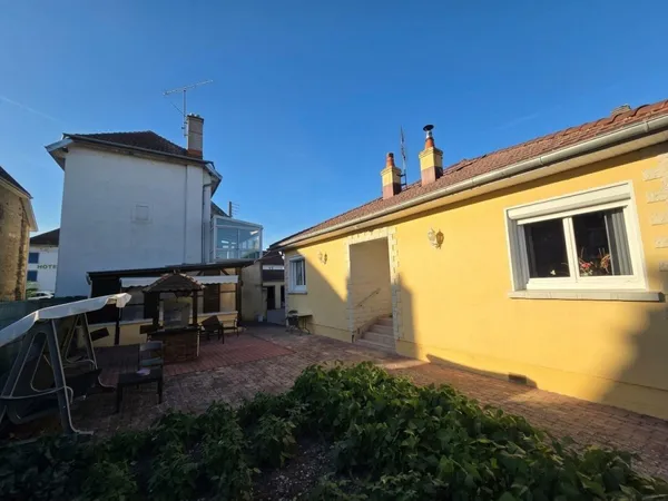 MAISON DE PLAIN-PIED AVEC DÉPENDANCE RÉNOVÉE, 3 GARAGES ET CUISINE D'ÉTÉ !
