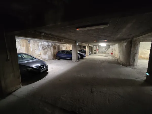 Lot de 8 places de parking souterraines