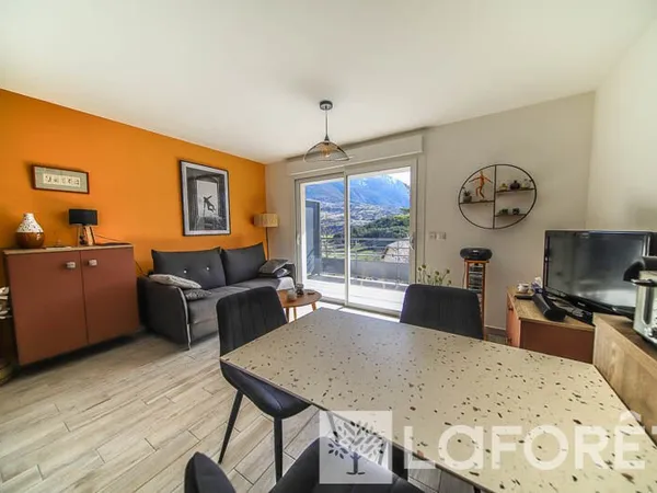 **APPARTEMENT TYPE 2 + CAVE + PARKING - EMBRUN - 2 pièces
