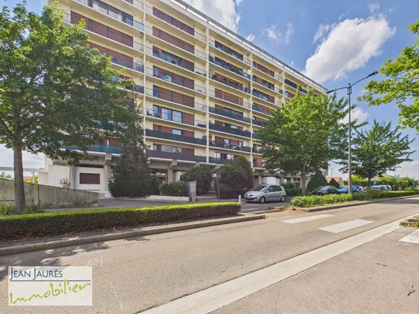 Appartement lumineux avec balcon, garage et vue dégagée Ré
