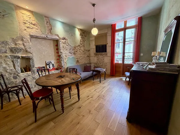 2 pièces 39 m 2 avec balcon 1 er étage meublé hyper centre