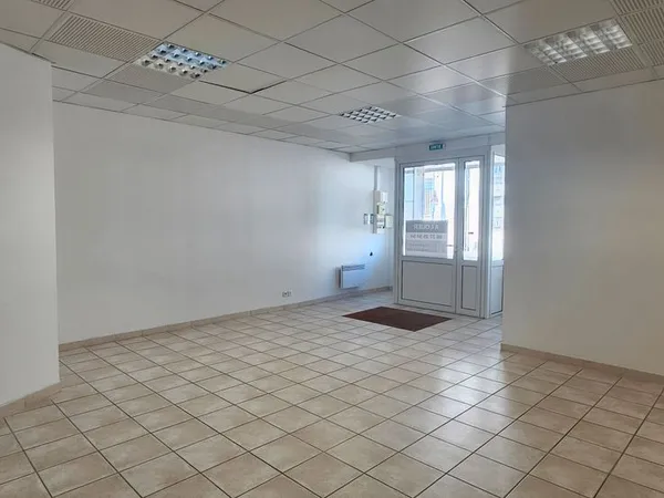 Saint andre de sangonis centre ville local avec vitrine rdc 60 m2 environ