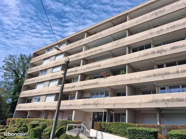CHARLEVILLE: Appartement à rénover avec place parking