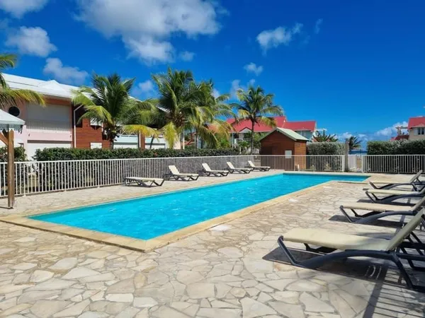 Appartement au dernier étage avec une petite vue mer