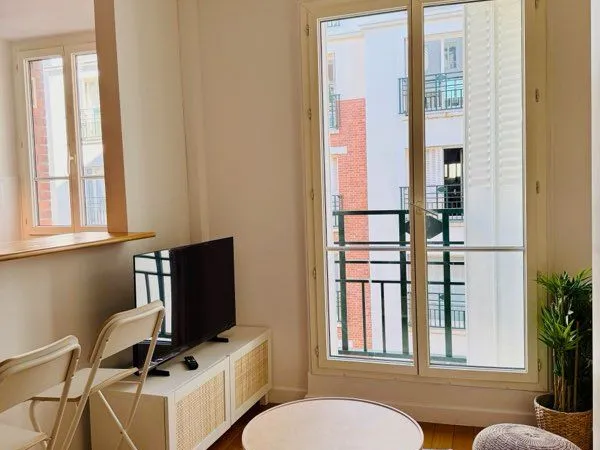 Joli studio entièrement rénové et meublé