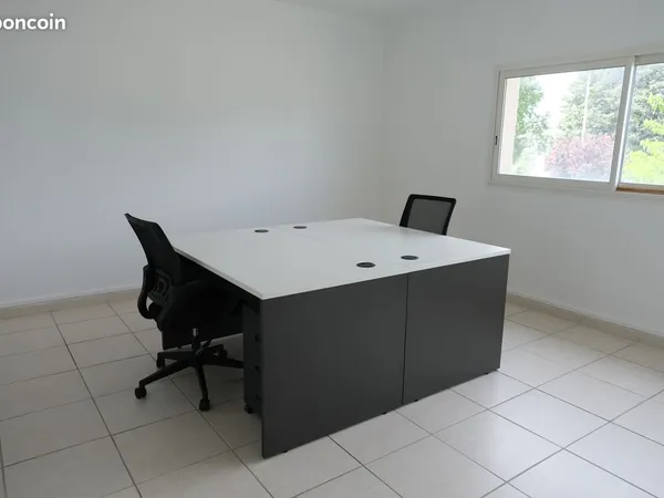Combiné : Bureau (18m²) + Espace de stockage (33m²)