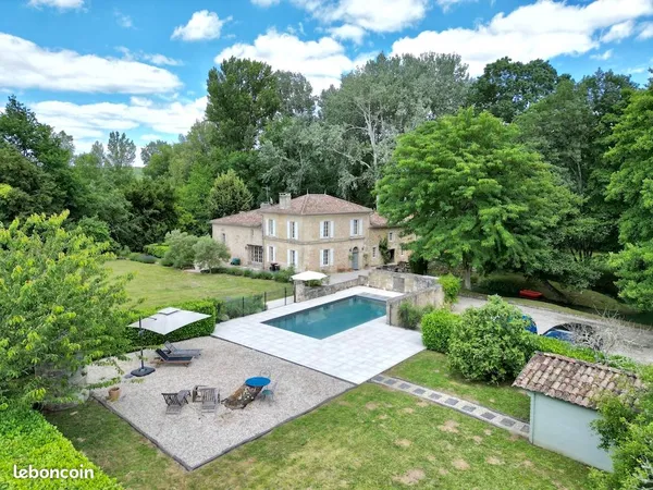 Propriété 8 pièces 254 m²