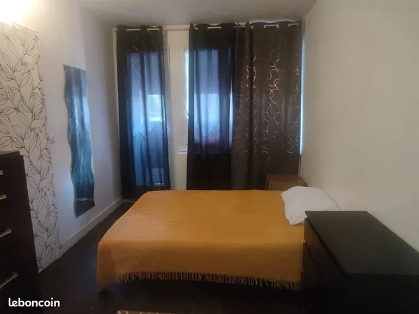 Chambre meublée avec balcon