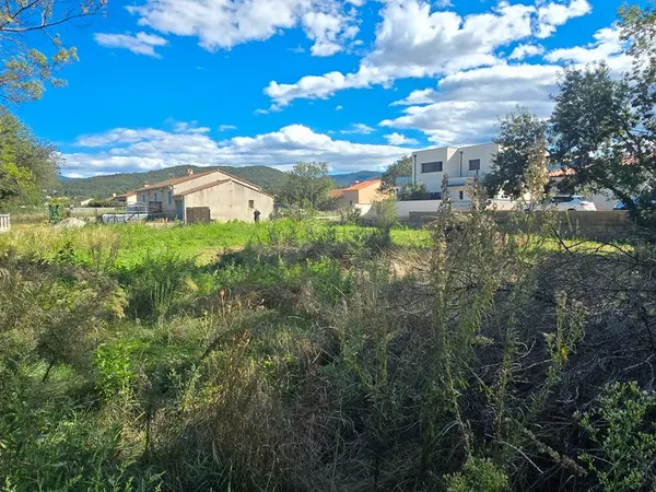 Terrain constructible de 1567 m² à Maureillas-las-Illas - Hors lotissement, viabilisé et libre de co