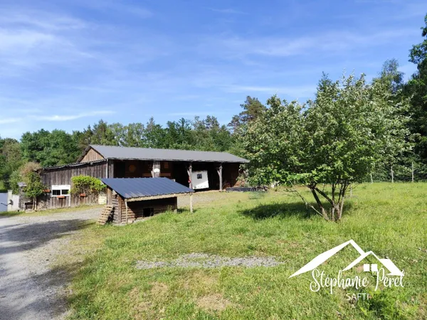 Bâtiment de 300 m² avec 1,44 hectare de terrain - de nombreuses possibilités d'exploitation