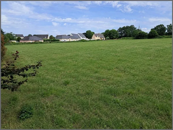 Terrain constructible d'environ 1 005 m² à Chauvigné - Libre de constructeur