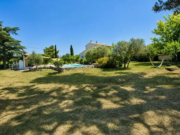 Villa de charme de 140 m2 avec piscine chauffée, pool-house et vue dominante sur les collines de Per