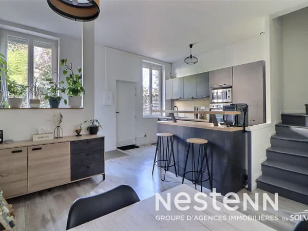 Village de St Priest, Maison duplex T4, 64m2, terrasse et stationnement.