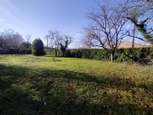 Terrain 819 m²