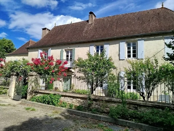 Au coeur d'un joli village, belle Maison Bourgeoise ancienne en pierre