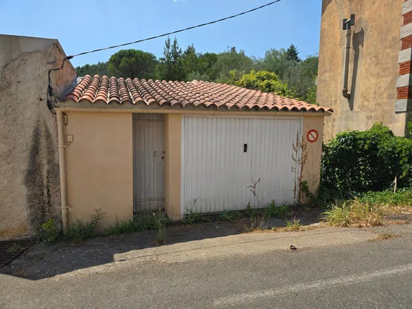 Un garage rare sur le secteur, idéalement situé à proximité immédiate du centre-ville de Lamalou-les