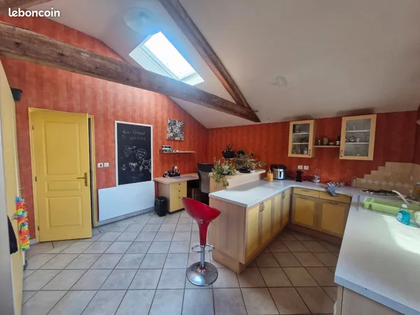 Havre de paix de 205 m2 à la campagne avec jardin, 5 chambres. Idéale pour une grande famille