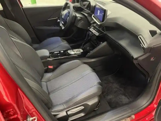 Peugeot 208 e- 136ch gt — photo 10