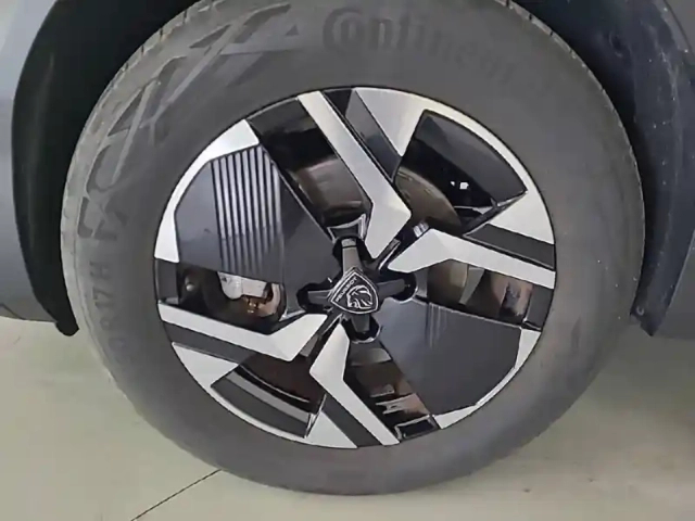 Peugeot 2008 hybrid 145 e-dcs6 — photo 39