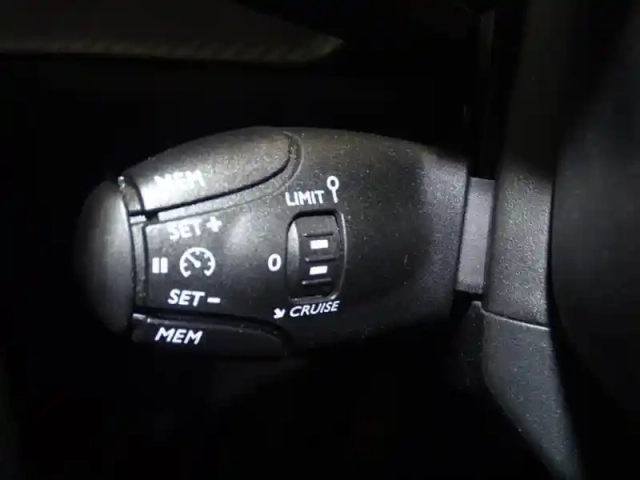 Peugeot 208 1.2 puretech 75ch s&amp;s like 2023 — photo 29