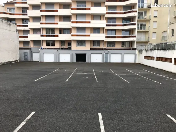 Place de parking cour sécurisée, Vichy centre