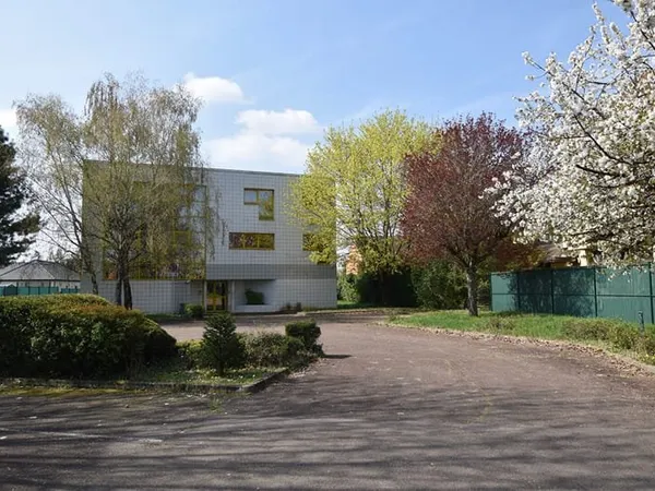 Varennes Vauzelles - Bâtiment de 800 m2 + Entrepôt 169 m2 - Parkings
