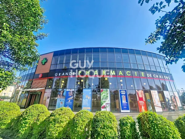 Local Commercial de 725 m² à louer avec 10 places de stationnement