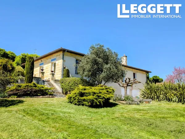Maison bourgeoise à 15kms de Bordeaux dans un environnement privilégié à deux pas d'un charmant vill