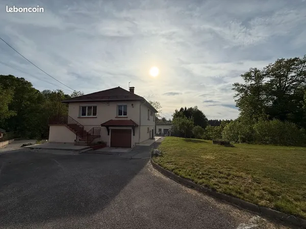 Champagnole - Maison 6 pièces rénovée, 132 m², 4 chambres + bureau, 1 820 m² de terrain en bord de r