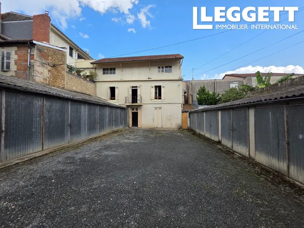 Immeuble à rénover en centre-ville de Périgueux. Avec 15 garages.
