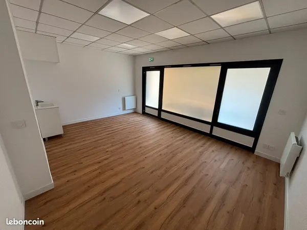 Local professionnel à louer - l'isle-d'abeau