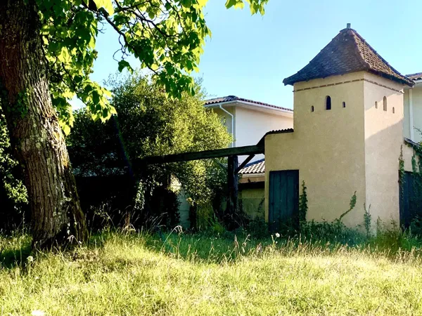 Découvrez le potentiel de cette ancienne maison de 45 m² à rénover, idéalement située en hyper centr