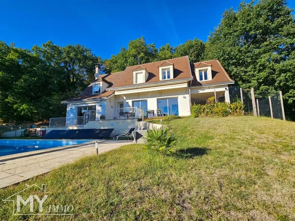 Vélines : Maison d'architecte de 218 m² avec piscine sur près de 2,8 hectares