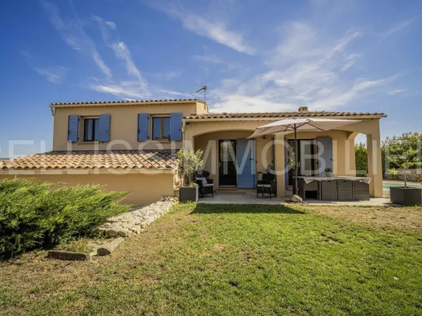 Villa en très bel état avec piscine proche du centre village
