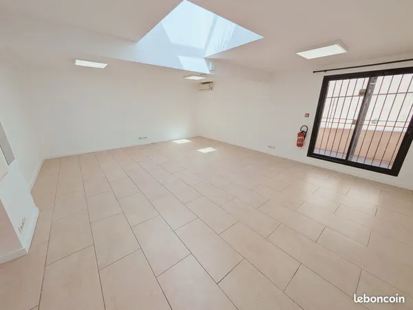 Local / Bureau à louer 42m² avec 1 parking privé - Le Cannet