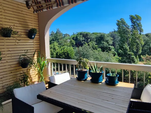 Vends charmant T2 - 37m² rénové et équipé dans résidence calme et sécurisé avec piscine proche centr