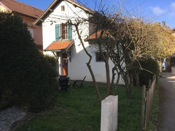 Maison de village touristique en bordure de lac