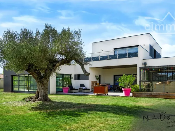 Propriété contemporaine – 374 m² habitables + espace piscine intérieure de 163 m² – Nieulle-sur-Seud