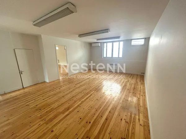 Toulouse 31400, quartier Busca, proche Place du Busca. Local professionnel de 83,30 m², entièrement 