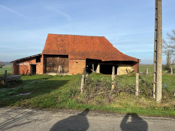 Grange sur superbe terrain de plus de 8000 m²