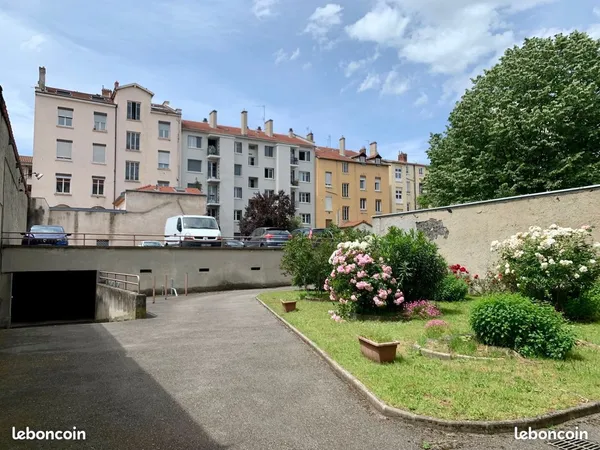 Garage box fermé Lyon 6