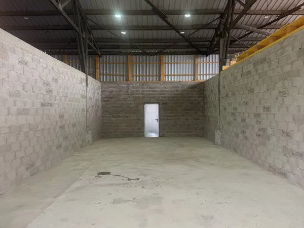 À louer : grand hangar de150 m²