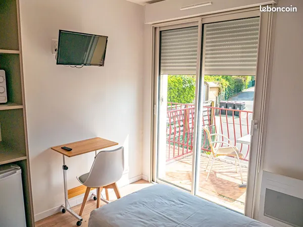 Chambre rénovée pour étudiant(e) avec balcon en colocation sept à juin