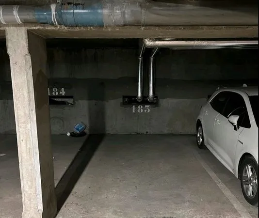 Place parking résidence rayés brunes