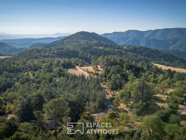 Maison en pierre avec piscine naturelle et vue panoramique