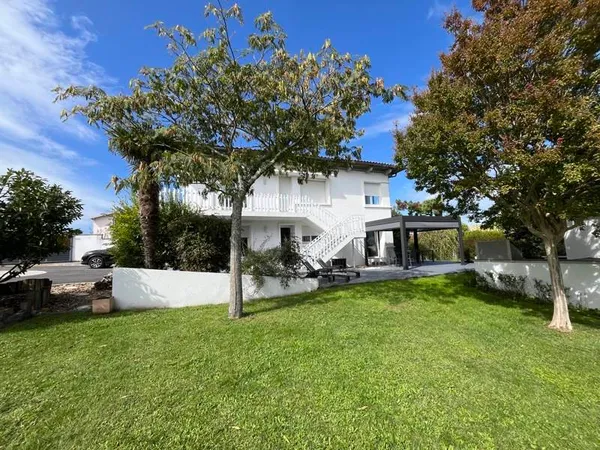 Maison 8 pièces 246 m²