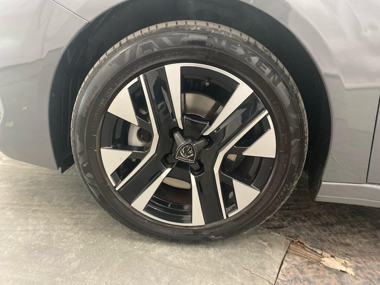 Peugeot 208 100 s&s bvm6 allure — photo 16