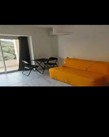Studio meublé a l'année