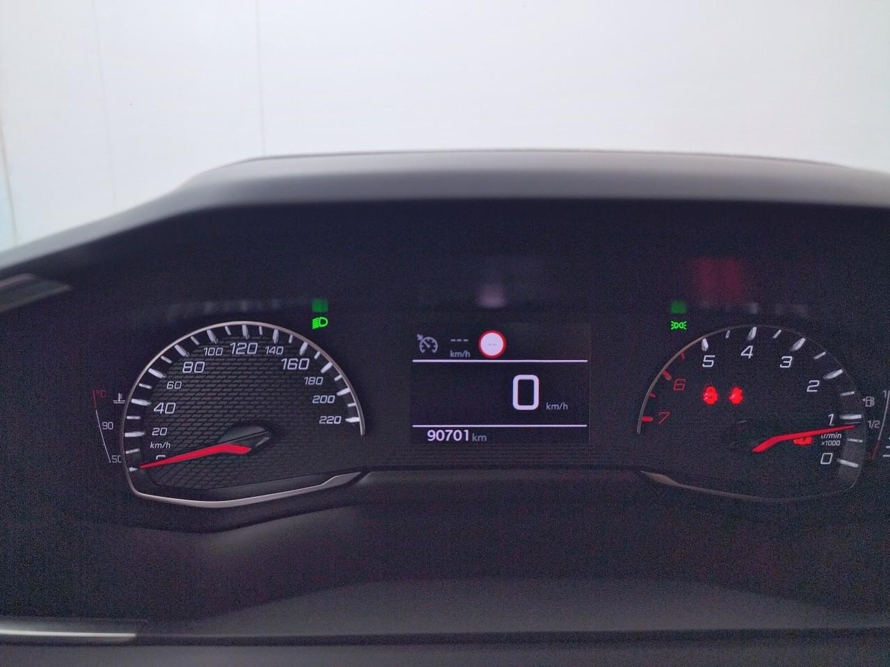 Peugeot 2008 puretech 100 s&s bvm6 style — photo 18